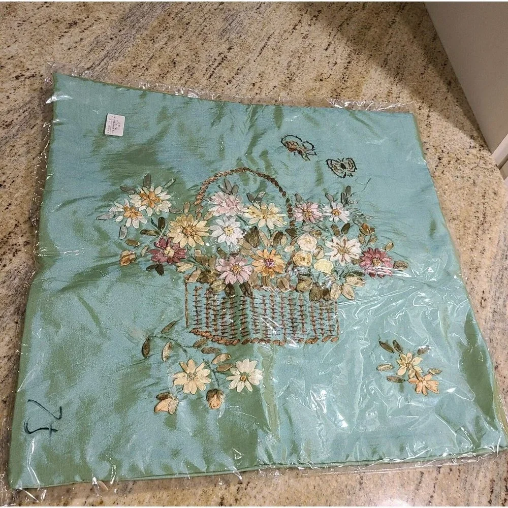 New Green Silky Chinese Zippered Pillow Cover-Ribbon Basket Floral Design 17.5